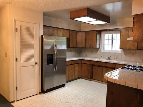1633 S Johnson St, Visalia, CA 93277 photo 5