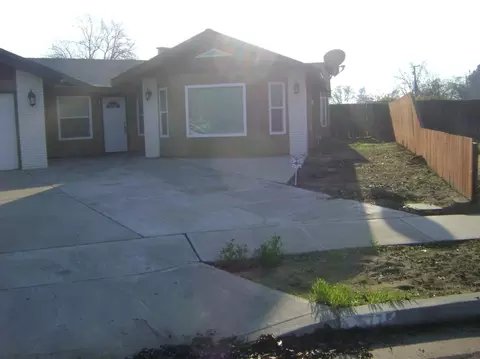 577 Tammy Ln, Lemoore, CA 93245 photo 2