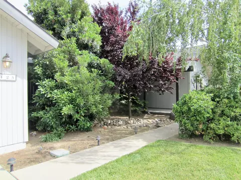 2425 E Hillcrest Ct, Visalia, CA 93292 photo 2