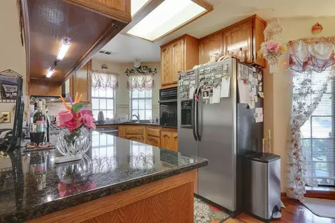 942 Willowood Ct, Hanford, CA 93230 photo 9