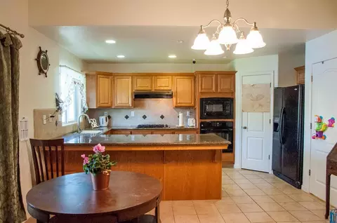 1100 Avalon Dr, Lemoore, CA 93245 photo 6