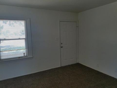 521 E Laurel Ave, Visalia, CA 93292 photo 2