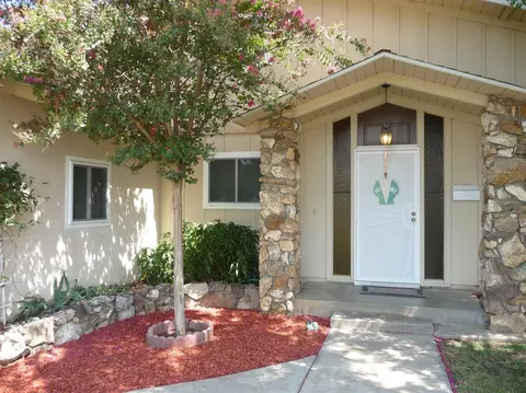 613 W Pine St, Exeter, CA 93221 photo 2