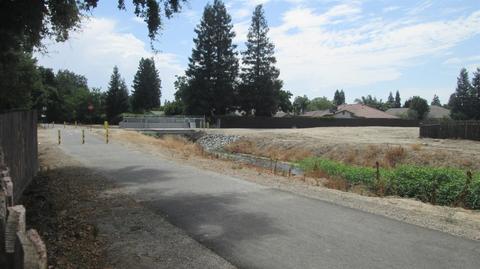 431 E Riverbend Ct, Visalia, CA 93291 photo 23
