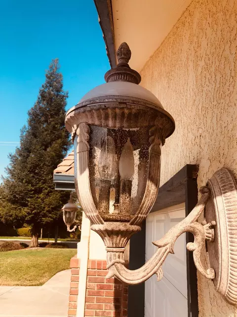 906 E Chestnut Ct, Visalia, CA 93292 photo 3