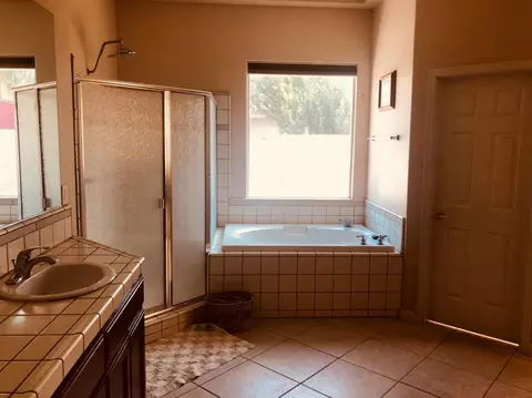 906 E Chestnut Ct, Visalia, CA 93292 photo 17