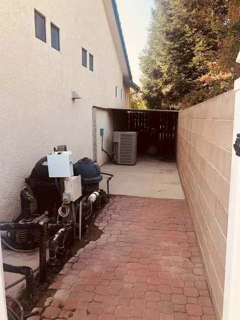906 E Chestnut Ct, Visalia, CA 93292 photo 24
