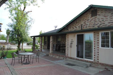 735 W Bush St, Lemoore, CA 93245 photo 2