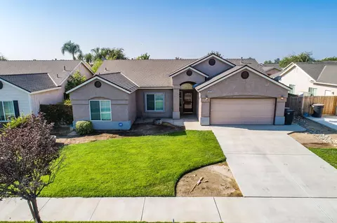 1627 Persimmon St, Lemoore, CA 93245 photo 2