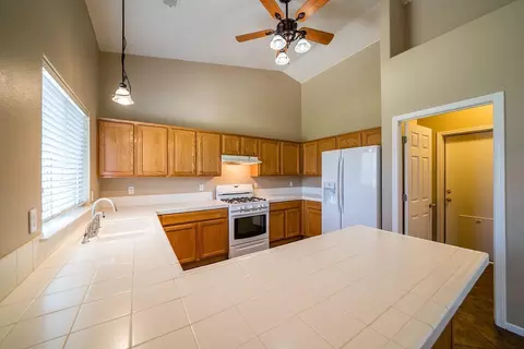 1627 Persimmon St, Lemoore, CA 93245 photo 10