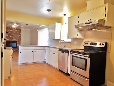 590 Wood Ln, Lemoore, CA 93245 photo 9