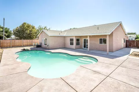 1606 Persimmon St, Lemoore, CA 93245 photo 2