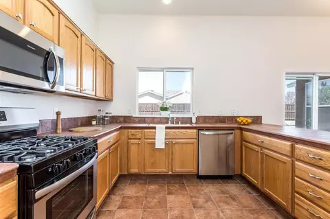 1606 Persimmon St, Lemoore, CA 93245 photo 7