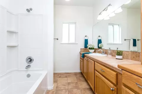 1606 Persimmon St, Lemoore, CA 93245 photo 12