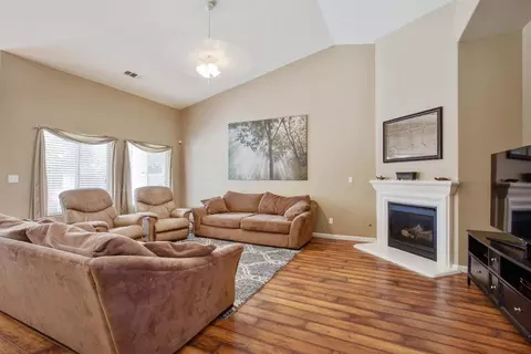 1587 Orange St, Lemoore, CA 93245 photo 10