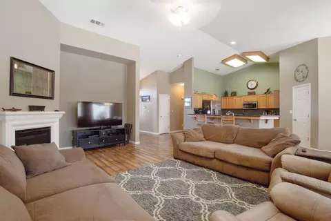 1587 Orange St, Lemoore, CA 93245 photo 9