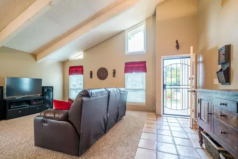 1101 E Howard Ct, Visalia, CA 93292 photo 4