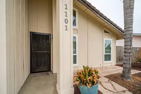 1101 E Howard Ct, Visalia, CA 93292 photo 3