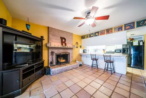 1101 E Howard Ct, Visalia, CA 93292 photo 11