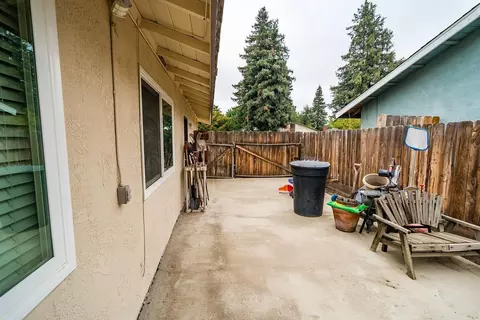 1101 E Howard Ct, Visalia, CA 93292 photo 22