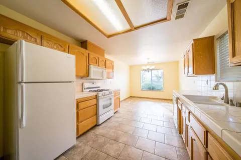 970 Yosemite Dr, Lemoore, CA 93245 photo 7