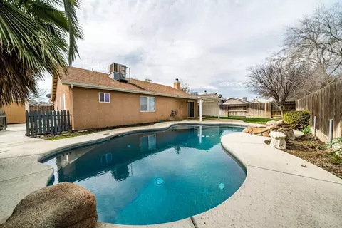 970 Yosemite Dr, Lemoore, CA 93245 photo 2