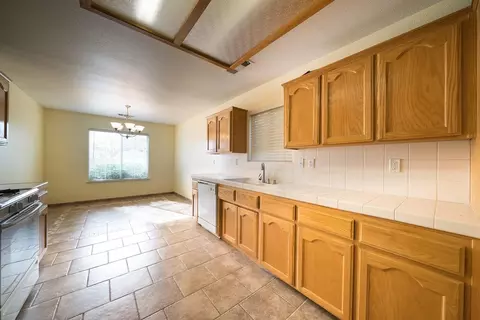 970 Yosemite Dr, Lemoore, CA 93245 photo 8