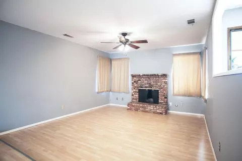 218 E Ashland Ave, Visalia, CA 93277 photo 2