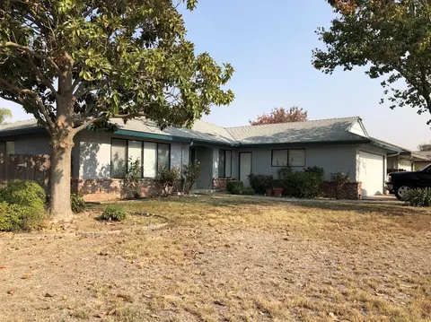 2825 Pinewood Dr, Madera, CA 93637 photo 2