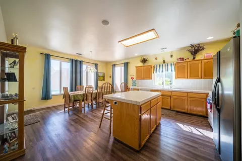 542 Puffin Ln, Lemoore, CA 93245 photo 9