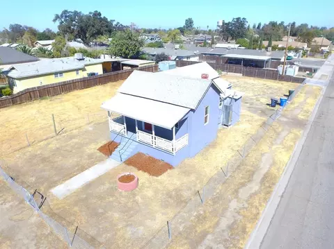 330 E Cameron St, Hanford, CA 93230 photo 2