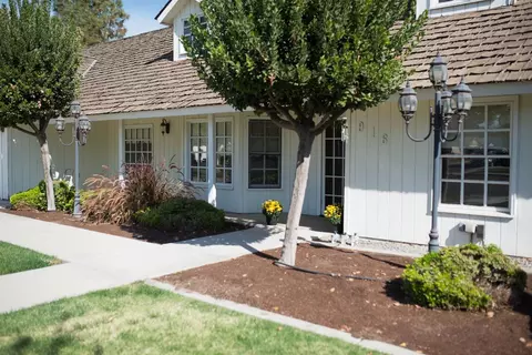 916 Murphy Dr, Lemoore, CA 93245 photo 2