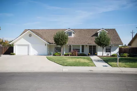 916 Murphy Dr, Lemoore, CA 93245 photo 1