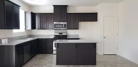 3915 E Kaweah Ave, Visalia, CA 93292 photo 2