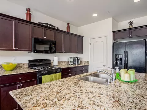 910 Legend, Lemoore, CA 93245 photo 5