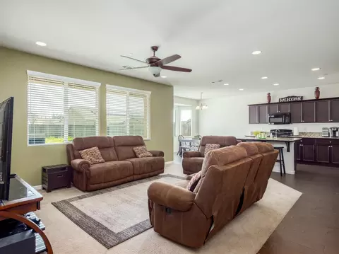 910 Legend, Lemoore, CA 93245 photo 2