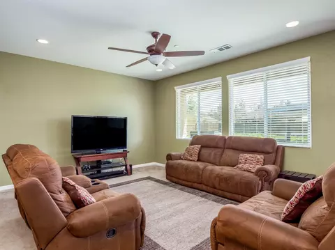 910 Legend, Lemoore, CA 93245 photo 9