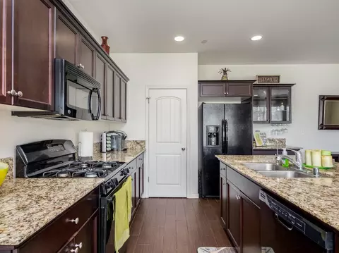 910 Legend, Lemoore, CA 93245 photo 6
