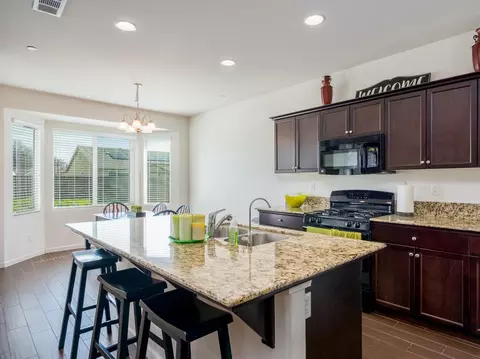 910 Legend, Lemoore, CA 93245 photo 4