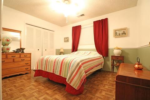 974 E Pleasant Ave, Tulare, CA 93274 photo 9