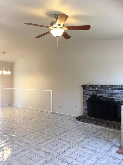 2425 N Sowell Ct, Visalia, CA 93291 photo 3
