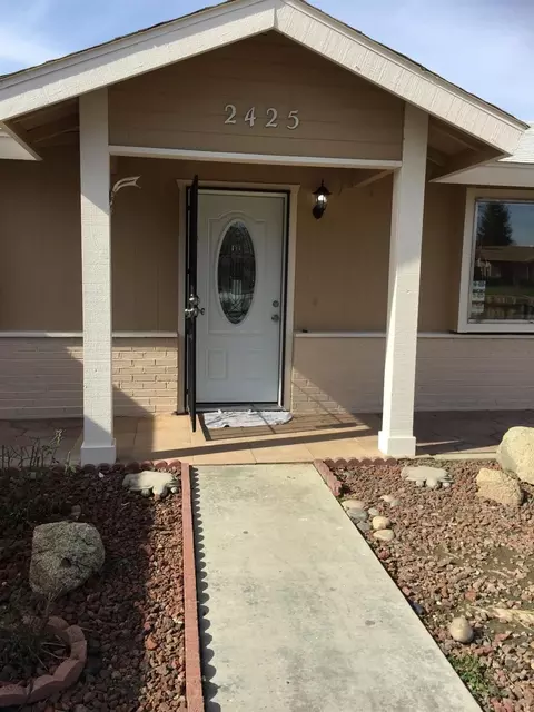 2425 N Sowell Ct, Visalia, CA 93291 photo 2