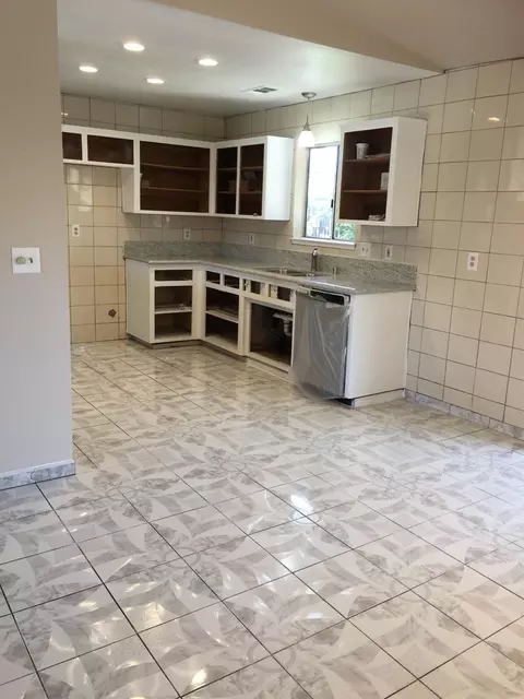 2425 N Sowell Ct, Visalia, CA 93291 photo 8