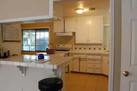 135 E Walnut Ave, Visalia, CA 93277 photo 21