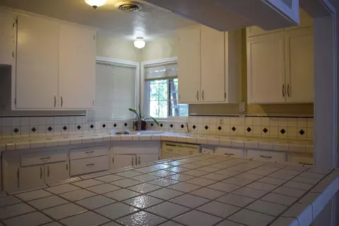 135 E Walnut Ave, Visalia, CA 93277 photo 20