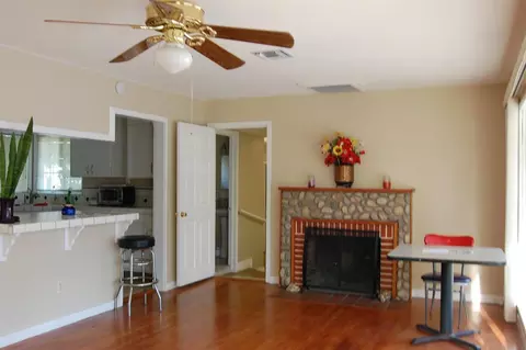 135 E Walnut Ave, Visalia, CA 93277 photo 22