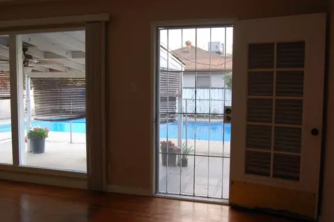 135 E Walnut Ave, Visalia, CA 93277 photo 23