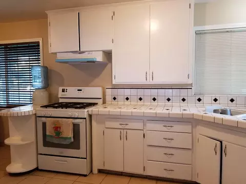 135 E Walnut Ave, Visalia, CA 93277 photo 17