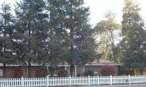 135 E Walnut Ave, Visalia, CA 93277 photo 2