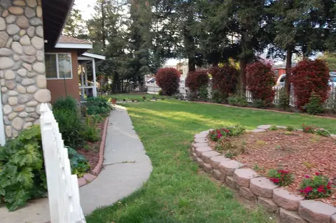 135 E Walnut Ave, Visalia, CA 93277 photo 3